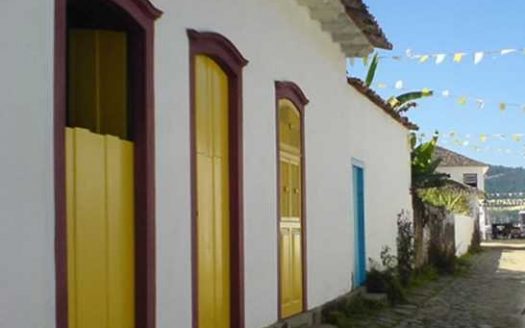 Casa para venda no Centro Histórico de Paraty. No pavimento térreo dispõe de sala de estar, sala de jantar, cozinha, 1 suíte e jardim.