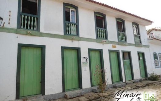 Casa a venda no Centro Histórico de Paraty. Sobrado com 2 pontos comerciais com cozinha, banheiro e amplo quintal