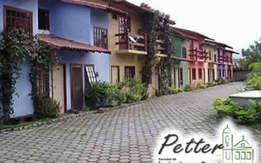 Casa a venda em Paraty no bairro Villa D. Pedro. Condomínio dispõe de área de lazer com piscina, churrasqueira e amplo jardim.