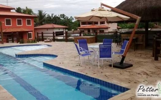 Casa para venda em condomínio de alto padrão em Paraty. O condomínio conta com piscina com raia e infantil, sauna, campo de society.
