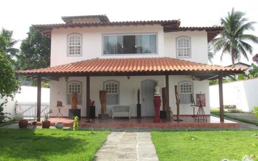 Casa a venda em Paraty no bairro Caborê na avenida Beira Rio. Casa com potencial para se transformar em pousada com excelente localização.