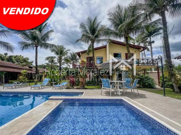 Casa a venda com piscina em condomínio em Paraty-RJ