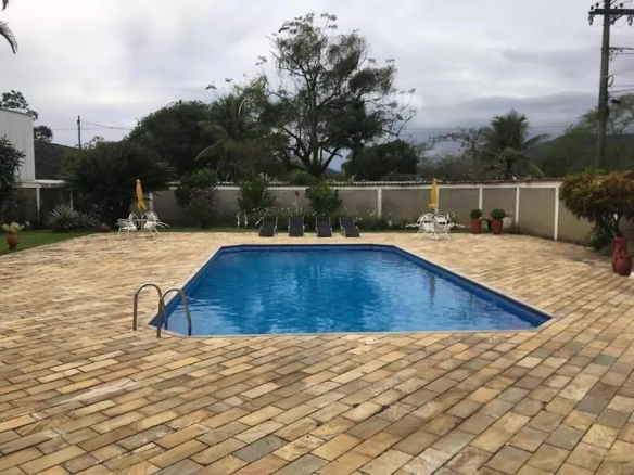 O condomínio possui portaria 24h, piscina e espaço para festas.