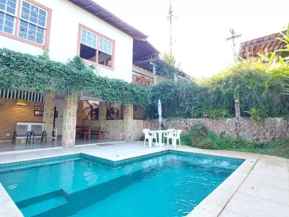 Linda casa a venda no morro da Praia Grande em Paraty