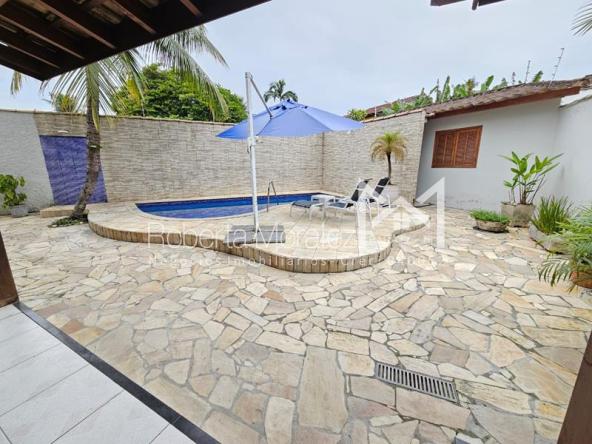 Casa com 5 suítes e piscina a 700m do Centro Histórico de Paraty a venda pela Corretora de Imóveis Roberta Moralez.