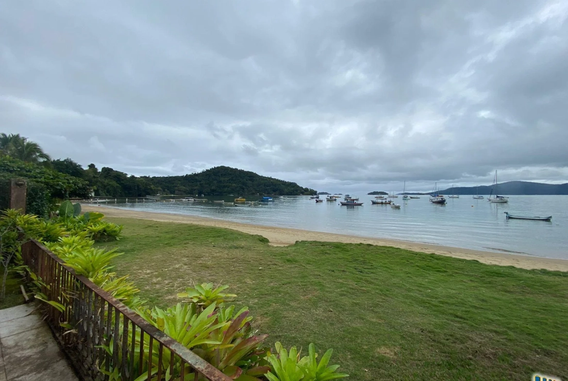 Imóvel de frente para o mar em Paraty. Maravilhoso terreno com casas pé na areia de frente para o mar a venda em Paraty.