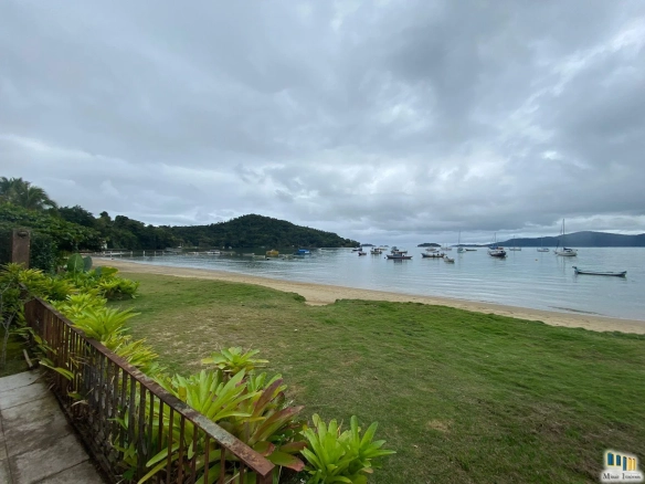 Imóvel de frente para o mar em Paraty. Maravilhoso terreno com casas pé na areia de frente para o mar a venda em Paraty.