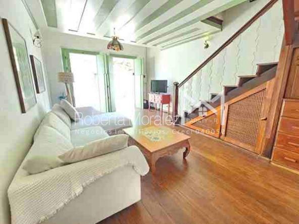Casa no Centro Histórico a venda em Paraty. Sala integrada ao Centro Histórico, com portas que se abrem para a rua.