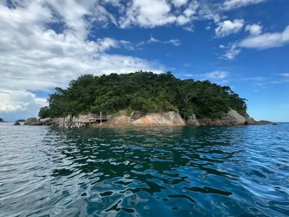 Deslumbrante Ilha Paradisíaca a venda em Paraty. Oferecemos ilhas exclusivas com casas e terrenos pé na areia a venda em Paraty.
