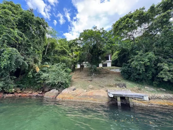 Maravilhoso sítio a venda no Paraty Mirim. Sítio de frente para o mar com casa alto padrão a venda em Paraty.